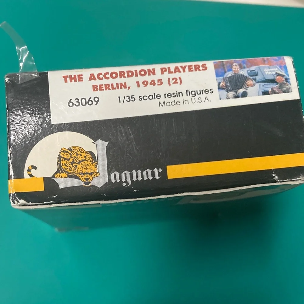 Jaguar 1/35 model, WWII, accordion players, #63069, resin figures x 2, unbuilt